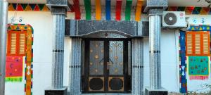 阿布辛贝Sama Stars Hotel的一座建筑的前门,外墙色彩缤纷