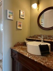 伊苏丹Le Logis de Saint Cyr的一间带水槽和镜子的浴室