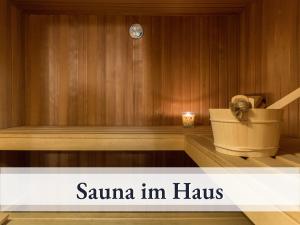 施内沃丁根Blumenvilla 8 mit Sauna und Garten的桑拿浴室里植物的房间