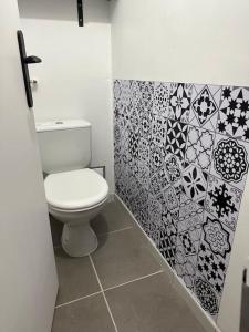 日尔Le Phoenix, proche stations ski et Campus Univers.的一间带卫生间和瓷砖墙的浴室