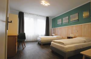 汉诺威Centrally located 2-room apartment的酒店客房设有两张床和窗户。