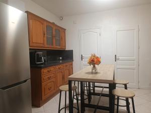 图尔昆Happy house的厨房配有桌椅和冰箱。