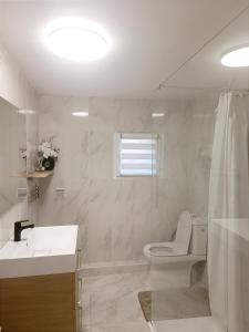 图尔昆Happy house的白色的浴室设有卫生间和水槽。
