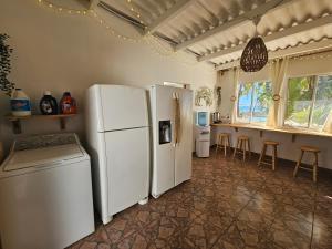 拉利伯塔德Sunset Surf Villa的厨房配有2台白色冰箱和1个台面