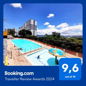 布卡拉曼加Mi hogar - Apartamento familiar en Bucaramanga的一张游泳池的照片,上面标有旅行评审奖