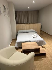 塞拉内华达Primavera Premium Sierra Nevada 2的一间卧室配有一张床、一把椅子和一张桌子