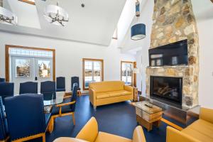 Saint-Paulin巴伦澈环保乡村度假屋的客厅设有壁炉和黄色沙发。