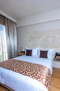 卡萨布兰卡肯兹西迪马鲁夫酒店的一间卧室设有一张大床和一个窗户。