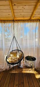 比奥格勒·纳·莫鲁Mobile Home Peponi Del Mar, Soline, BRAND NEW的带窗户的客房内的秋千椅