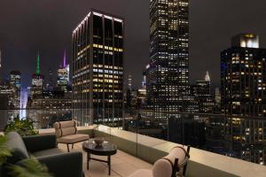 纽约Virgin Hotels New York City的享有城市天际线的美景。