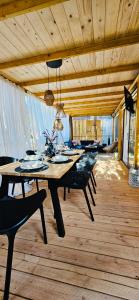 比奥格勒·纳·莫鲁Mobile Home Peponi Del Mar, Soline, BRAND NEW的一间带长桌和椅子的用餐室