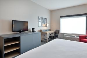 布卢明顿布卢明顿诺默尔机场卡尔森乡村套房酒店的客房设有1张床、1台电视和1张书桌。