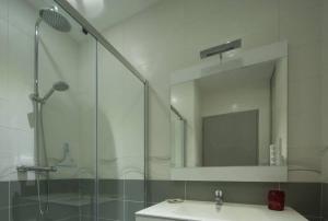安德诺莱斯贝恩T2 haut de gamme avec vue Bassin的带淋浴、盥洗盆和镜子的浴室