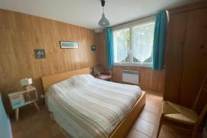 卡普费雷VILLA DES ORTOLANS au CAP FERRET的一间小卧室,配有床和窗户