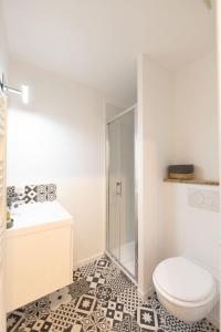 安德诺莱斯贝恩STUDIO DU PORT n17 à ANDERNOS的白色的浴室设有卫生间和淋浴。