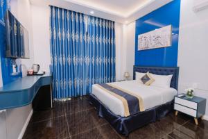 Tây NinhARINA HOTEL的蓝色的房间,设有床和蓝色的墙壁