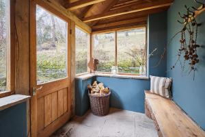Cwm-duHost & Stay - Llewenau Draw的一间设有木门和窗户的客房