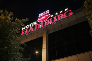 斯科普里Hotel Hamburg的建筑物顶部的 ⁇ 虹灯标志