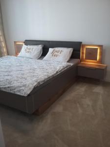 班斯卡-比斯特里察2 izbový luxusný apartmán v novostavbe v centre mesta的一张床上有两个枕头的房间