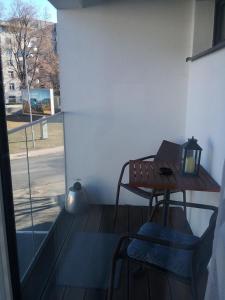 班斯卡-比斯特里察2 izbový luxusný apartmán v novostavbe v centre mesta的阳台配有一张小桌子和两把椅子