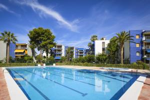 维拉福林New Reus Mediterrani的一座大型游泳池,位于部分公寓大楼前