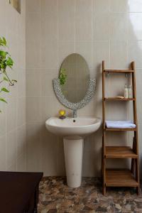登巴萨Private Urban Villa Denpasar的一间带水槽和镜子的浴室