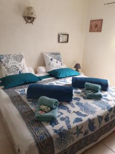 蒙托鲁拉麦孙迪珍妮酒店的一张带蓝色和白色床单及枕头的床