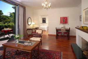 蒂格雷Hotel Villa Victoria de Tigre的客厅配有桌子和壁炉