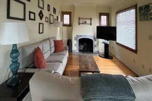 西雅图Wallingford Heights的带沙发和壁炉的客厅