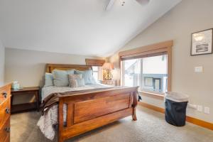 Snoqualmie PassCascadia Clouds Chalet的一间卧室设有一张木床和一个窗户。