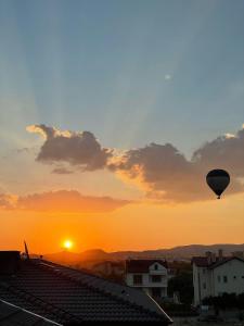 内夫谢希尔Apart Angel Suit 5的日落时分飞过城市的热气球