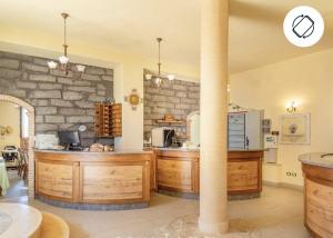 扎费拉纳-埃特内阿安蒂科博尔戈佩特拉利亚酒店的厨房设有木台和石墙