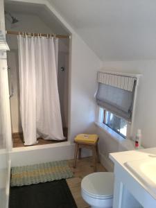 WiscassetMarston House Wiscasset的白色的浴室设有卫生间和窗户。