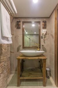 巴库Passage Art Hotel的一间带水槽和镜子的浴室