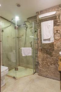巴库Passage Art Hotel的带淋浴的浴室和玻璃门