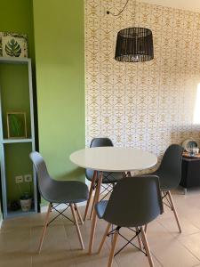 布拉内斯Apartamento MARINA PLAYA, primera linea de mar的一张桌子和四把椅子