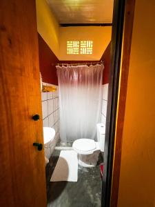 伊尔哈德博伊巴Pousada Moreré的一个小浴室,配有两个卫生间和窗帘
