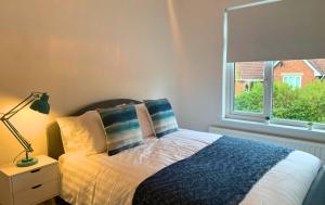康塞特Shotley Bridge - Stunning 2 bedroom apartment的一间卧室设有一张床和一个窗口