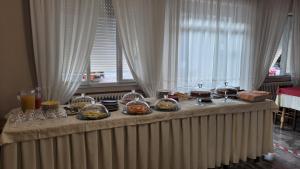 蒙泰伊索拉Hotel Bellavista Meublè的一张桌子,上面放着食物和玻璃杯