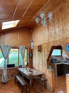 El EncanoCASA LA KOCHA, Cabin, Hostal en la Laguna de la Cocha的木房间设有桌子和天花板