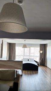 克尔贾利米扎酒店的一间卧室设有一张床和一个大窗户