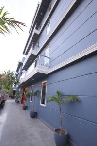 古尔冈Hotel Wedlock sector 47的前面有盆栽植物的蓝色建筑
