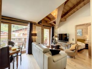 莱热STELLA - Les Gets - Centre village的客厅配有沙发和桌子