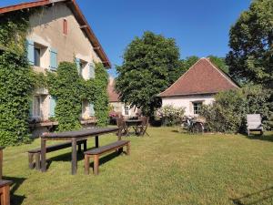 Gannay-sur-Loire布尔格区域酒店的房屋旁的院子内的野餐桌