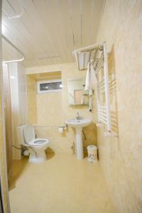 叶海格纳佐尔Eleven - 11的一间带卫生间和水槽的浴室