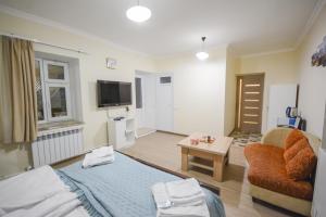 叶海格纳佐尔Eleven - 11的客房设有床、沙发和电视。