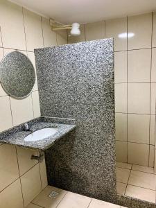 尼泰罗伊Hotel Glória的一间带水槽和镜子的浴室