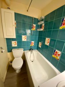 拉姆吉La Mongie - Apt 2 ch - 8 pers - Place parking couvert的浴室配有卫生间、浴缸和水槽。