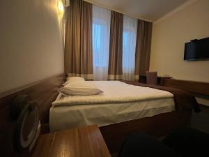 KonopnitsaHotel Sofiivka的酒店客房设有床和窗户。