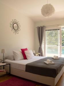 默克斯卡Villa Casia的卧室配有一张壁挂镜子的床